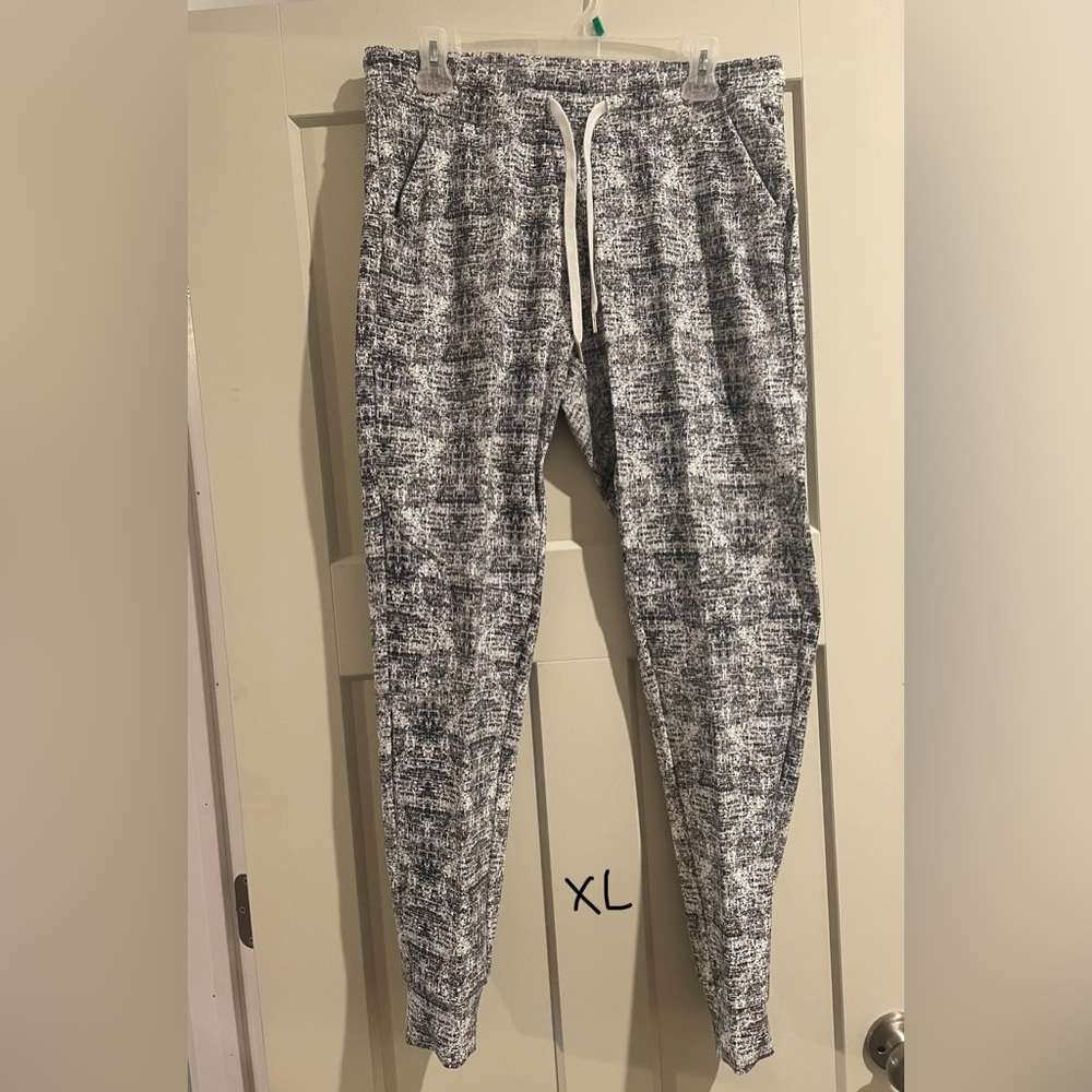 💕EUC BuffBunny Jasmine Joggers Hustle print.